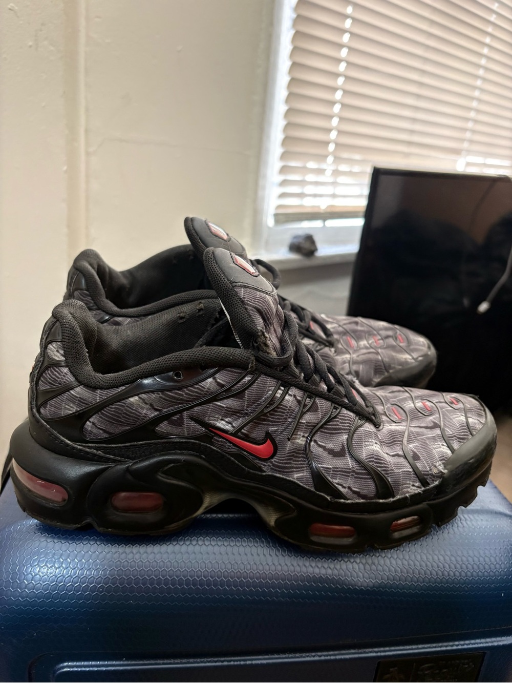 Nike Black and Red Patterned Running Shoes